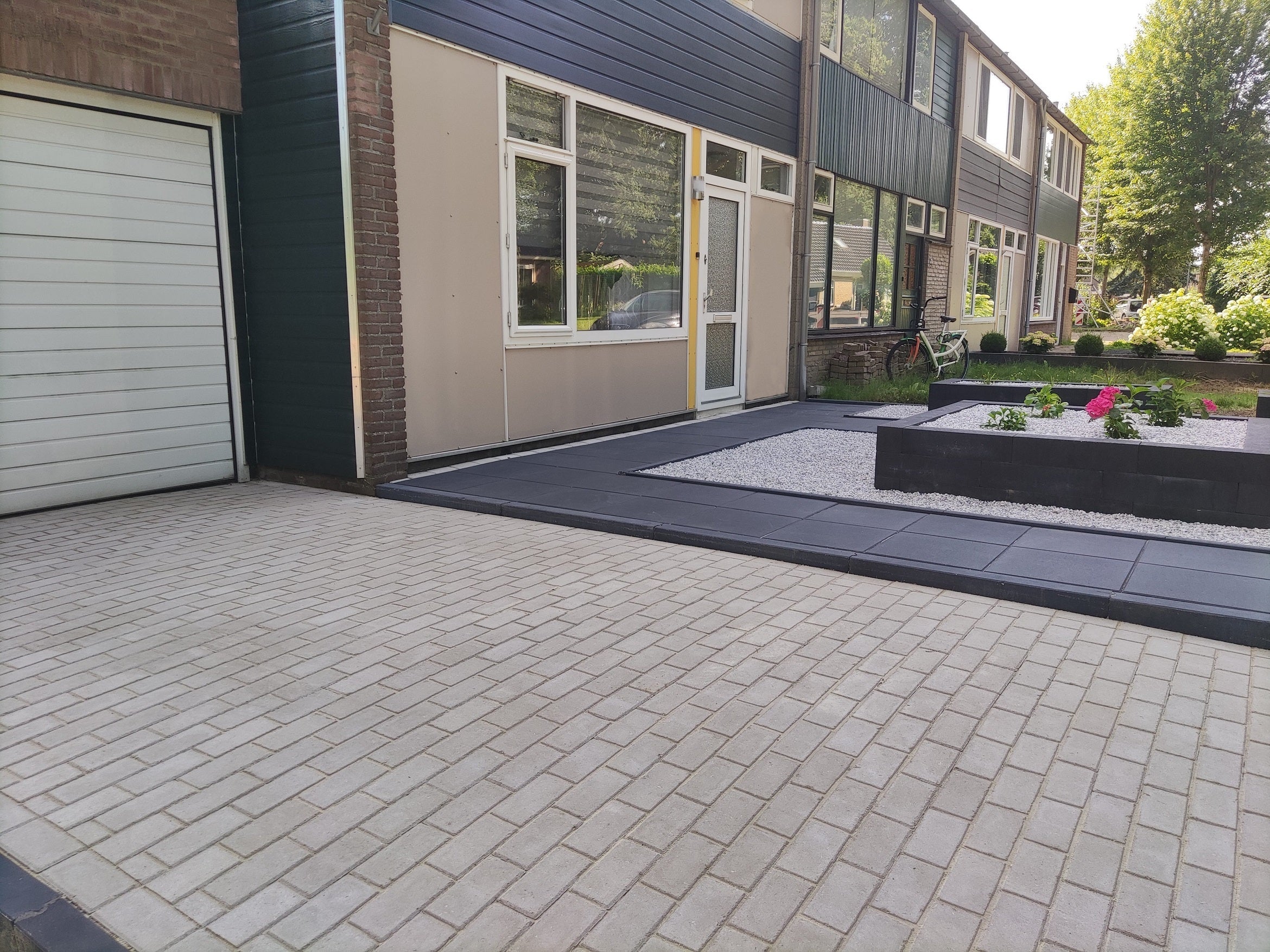Grijze klinkers, maar dan premium: zo maak je een oprit die luxe aanvoelt