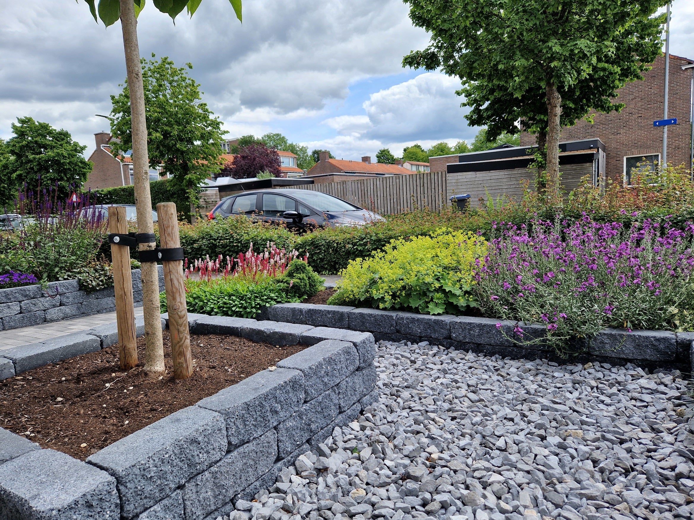 Split & stapelblokken: zo maak je een onderhoudsvriendelijke tuin met luxe uitstraling